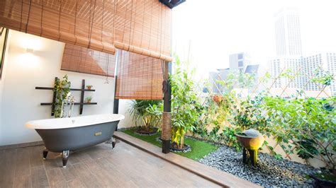 Singapore Luxury Hotel with Bathtub & Balcony .